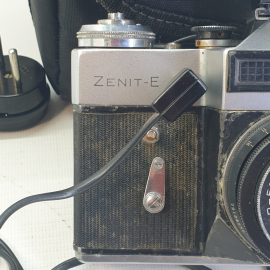 Фотоаппарат "Зенит-Е" в сумке со вспышками "Saulute" и "Unomat B24", работает "Unomat B24", СССР. Картинка 3